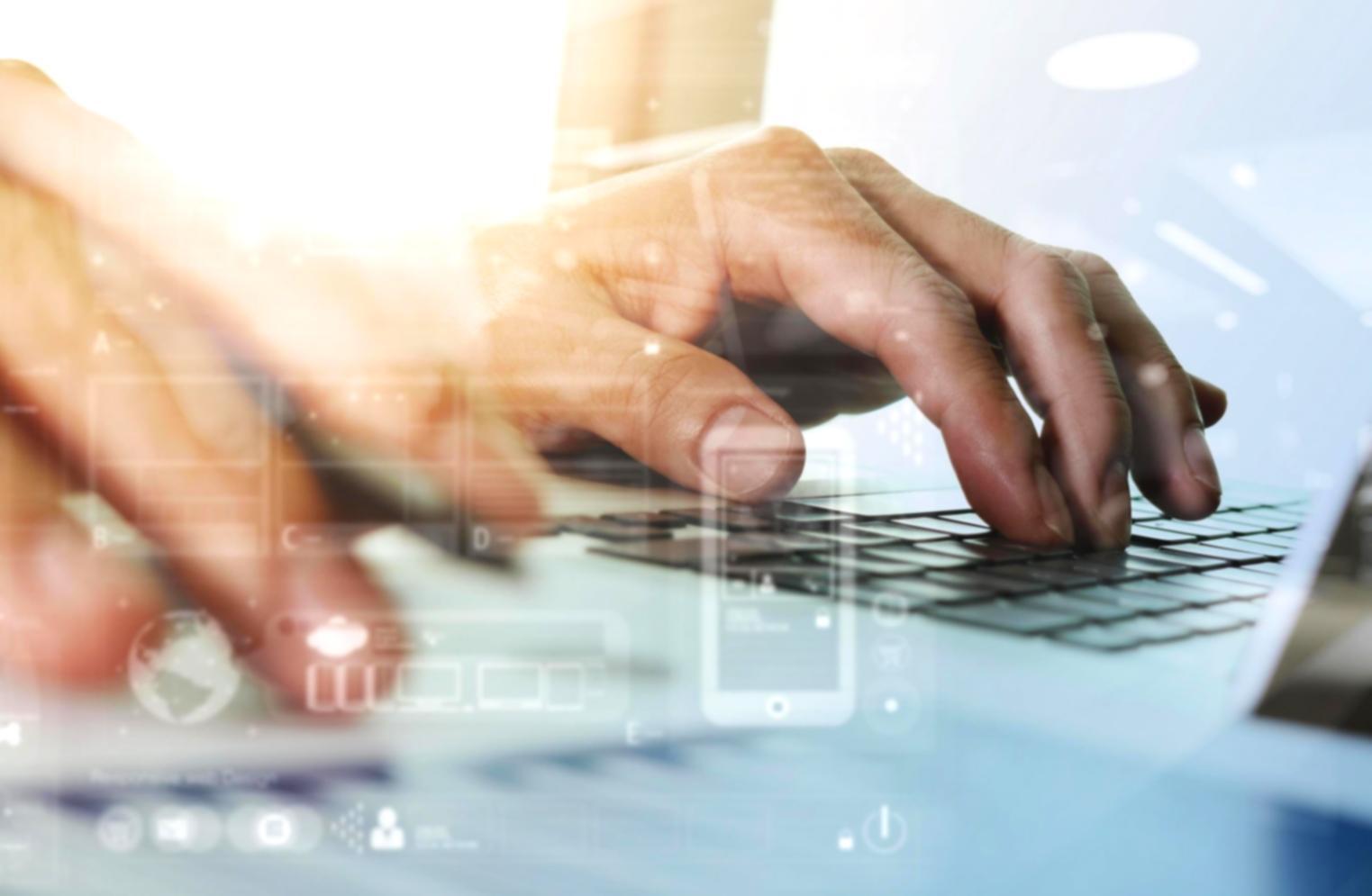 Participantes colaborando em workshop online